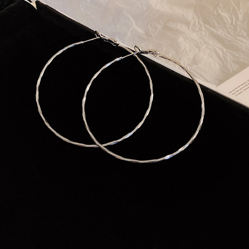 Pendientes de alta gama de lujo ligero transfronterizo de aguja de plata de galvanoplastia de oro real, pendientes de personalidad de nicho, pendientes de alta gama de moda al por mayor