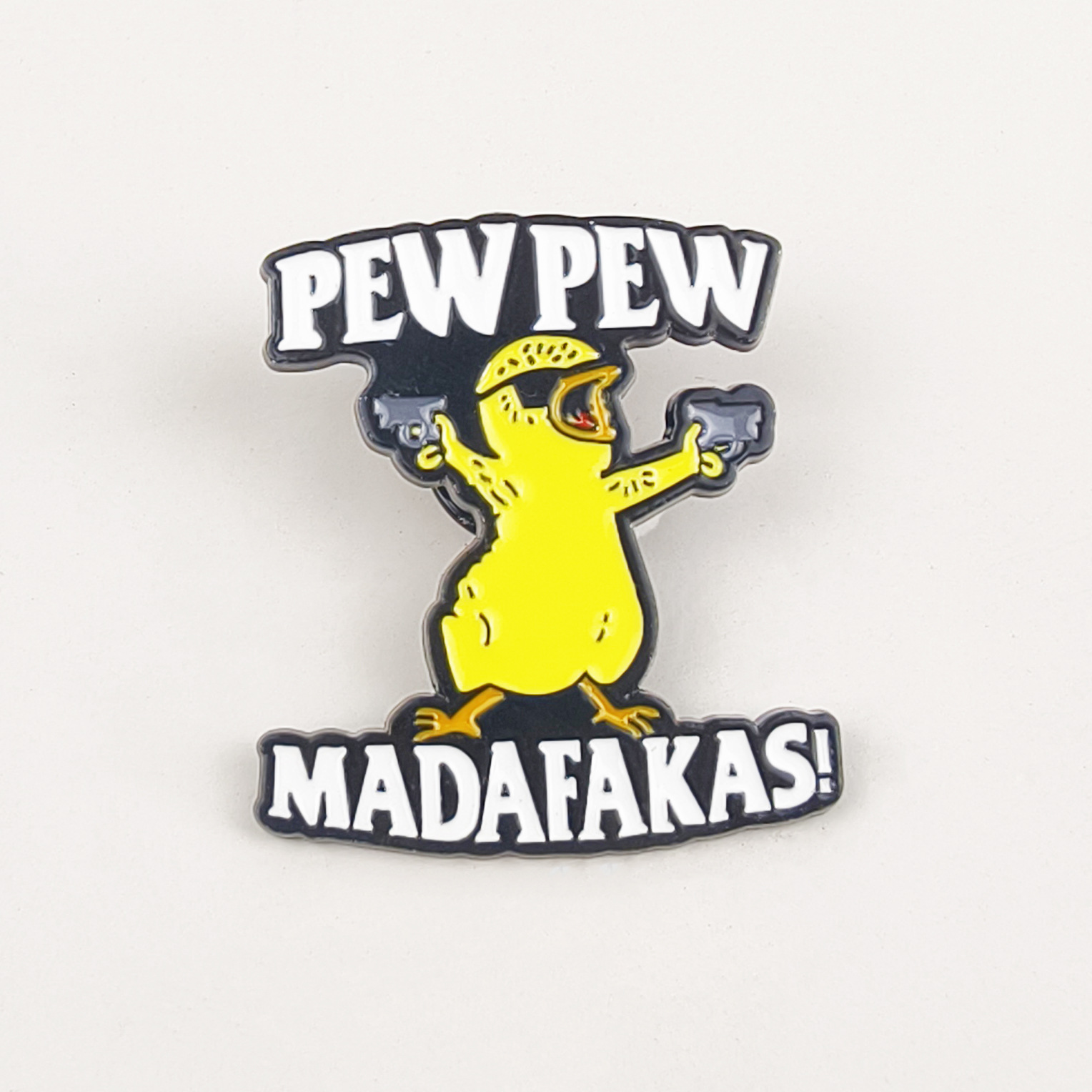 Dibujos animados transfronterizos doble pistola pequeña insignia de pato amarillo creativo atractivo divertido joyería de aleación ropa mochila accesorios broche