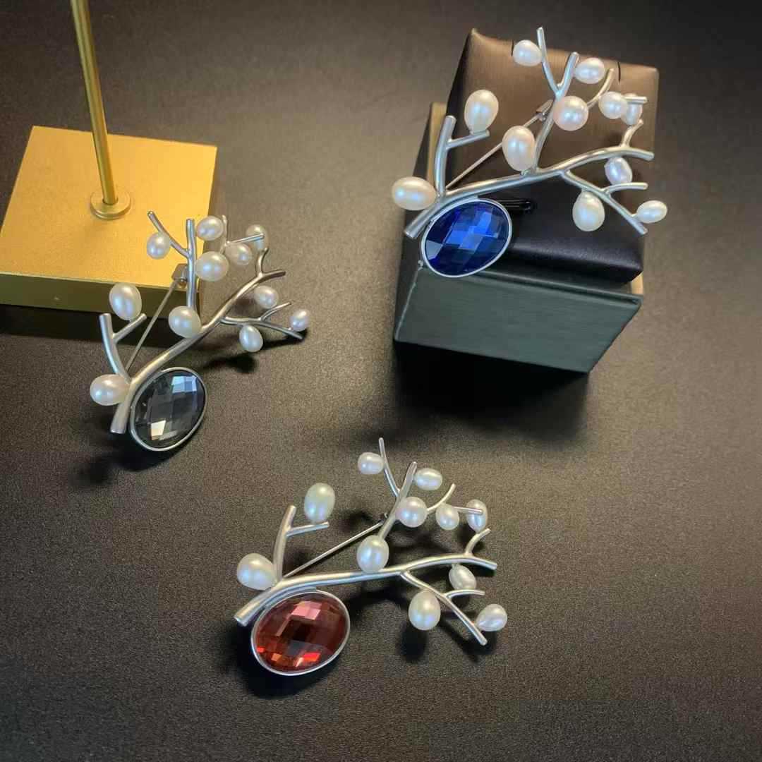 2025 Finely Carved Freshwater Pearl Brooch, Feminine and Elegant, Full of Diamonds, Gemstones and Pearls, High-End Brooch Wholesale