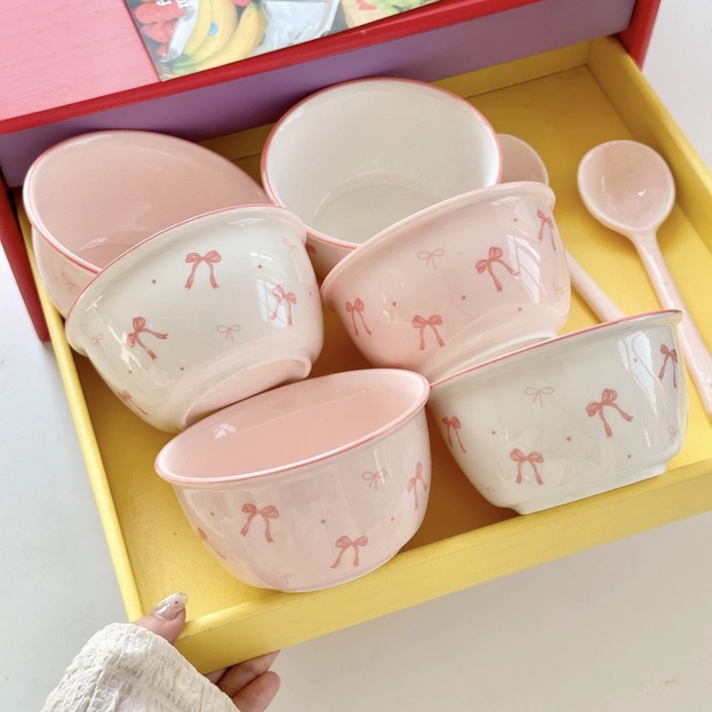ピンクの蝶結びのご飯の碗の少女の心の陶磁器の高温の釉薬の下で色の家庭のデザートの碗はオーブンがマイクロ波ができます。|undefined