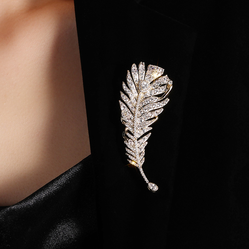 Spilla di lusso con piuma in zircone intarsiato in rame Spilla per abito Accessori per spille_voghion.com