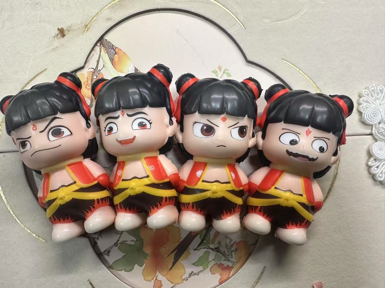 El niño demonio de Nezha, el mar genuino Q, jugar a descomprimir, pellizcar, pellizcar, película conmemorativa, adornos lindos alrededor de la manga.