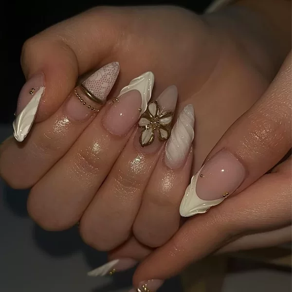 Cross-border bestseller in Europe and America: White lace French-style gold-carved high-end short almond-shaped nail patches