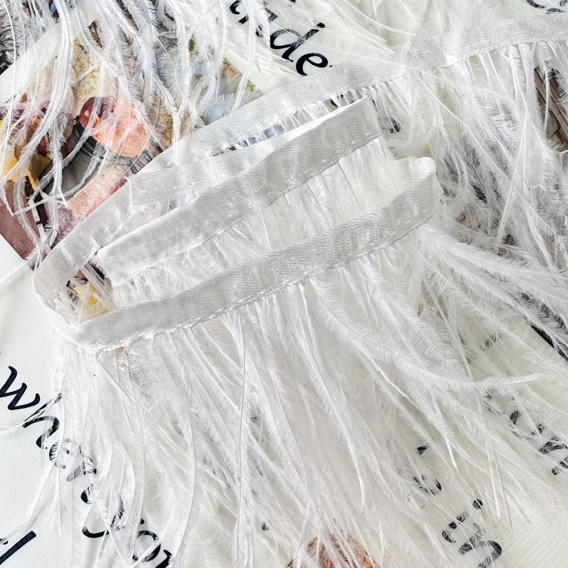 Pluma de piel de avestruz blanco de 14cm al por mayor de encaje decorativo, tocado, accesorios para el cabello, equipaje, material de decoración fotográfica image 3