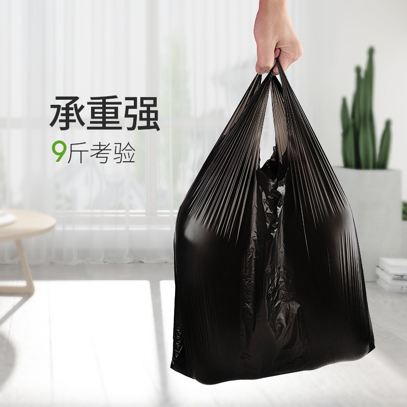 黒い家庭用のプラスチックゴミ袋を一回限りで厚くしたベストを持って便利な袋を作る|undefined