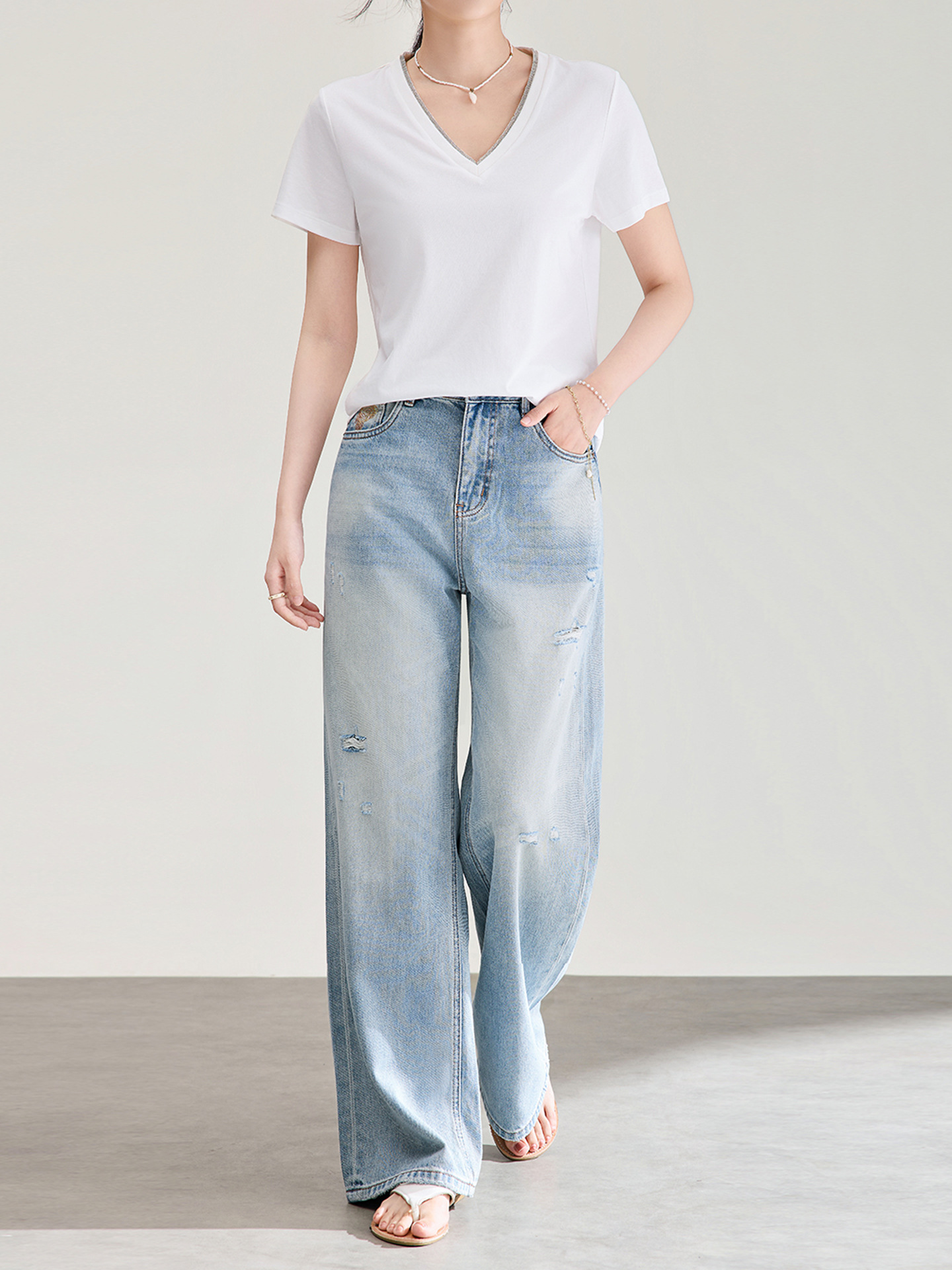 Quần jean nữ ống rộng cạp cao, chất cotton phối bướm đính đá và rách thủng — xanh lam