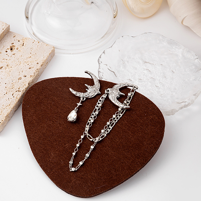 Long Asymmetric Tassel Earrings Liquid Metallic Moon Shape Water Drop Stud Diamond Stud Earrings display picture 4