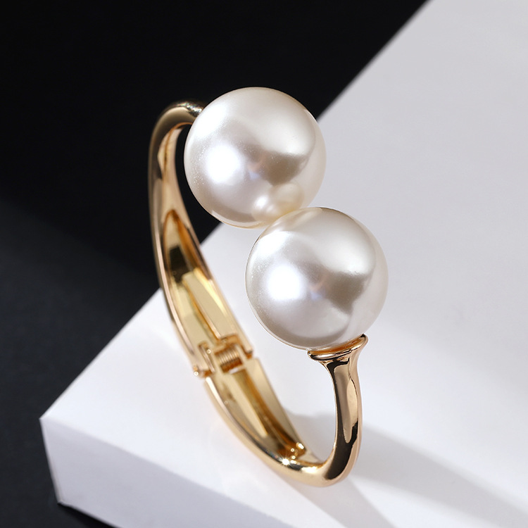 Elegant Symmetrical Pearl Bracelet