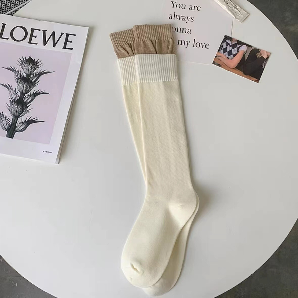 다크 브라운 양말 입