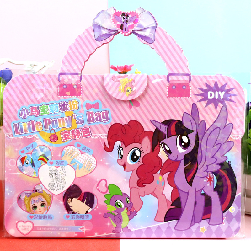 조용한 가방을 입은 조랑말 다양한 의상