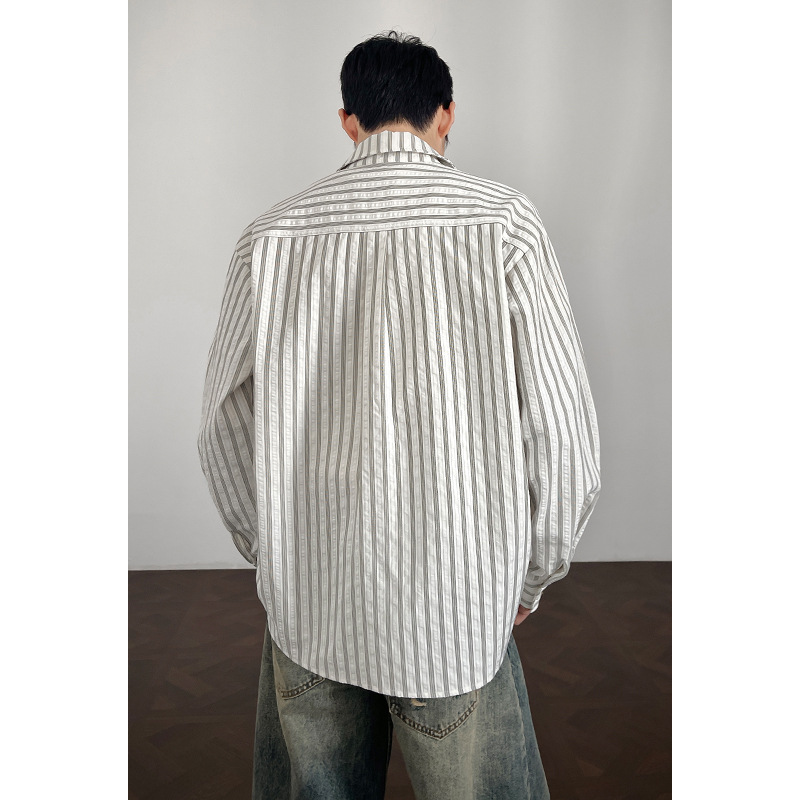Camicia a maniche lunghe da uomo americana a righe grigie e bianche in stile retrò, ideale per la primavera, con un elegante effetto drappeggio._voghion.com