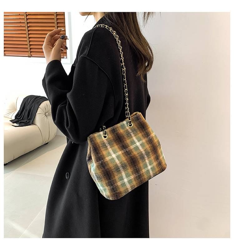 Retro and fashionable woolen texture bucket bag, large capacity commuting bag, chain check pattern casual single-shoulder crossbody women's bag undefined
