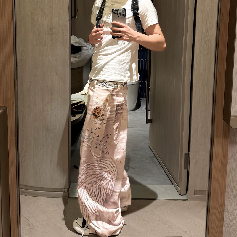 American-style high-street rivet, pearl, and wing print curved-leg jeans, unisex punk-style baggy wide-leg trousers American-style high-street rivet, pearl, and wing print curved-leg jeans, unisex punk-style baggy wide-leg trousers