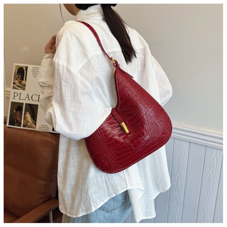 Saddle Bag With Alligator Embossed Texture – Unisex Shoulder Bag With Buckle Strap In Deep Red/Black/White (Structured PU, Minimalist Lock Closure)_voghion.com