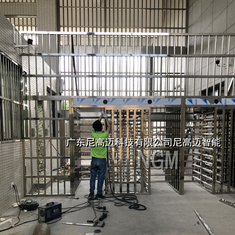 看守所全高十字辊闸门不锈钢智能栅栏道闸90度旋转防尾随滚閘厂家