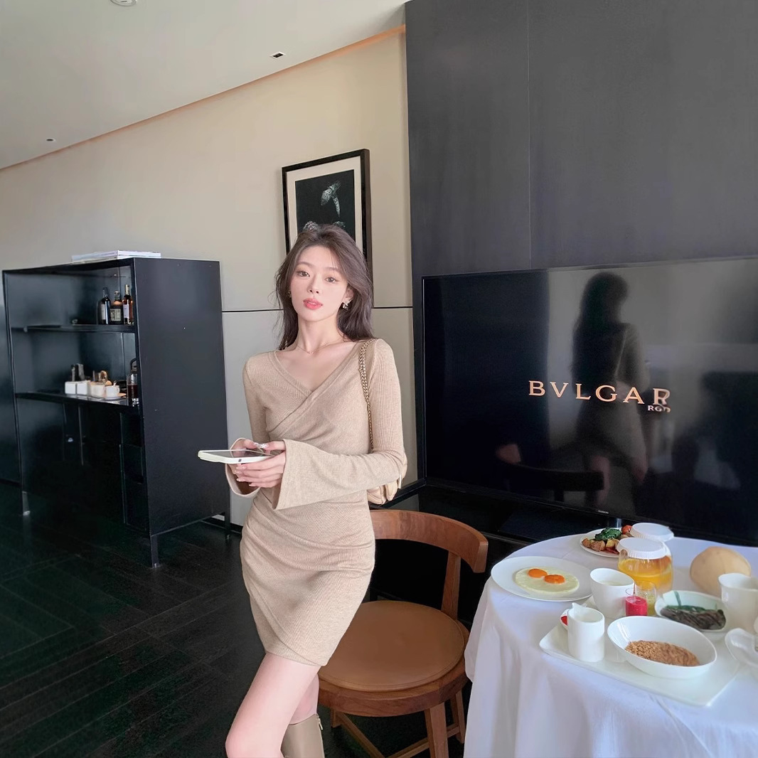 가을과 겨울 오트밀 색상 뜨거운 소녀 순수한 기모 V-넥 원피스 짧은 웨이스트 힙 스커트 불규칙한 슬림 치마를 원합니다