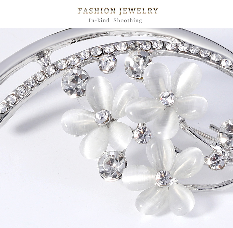 New Simple Flower Diamond Alloy Brooch display picture 7