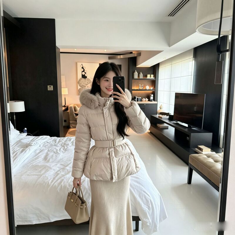 Hourglass-style down jacket, Korean-style gentle and warm, with a large fur collar, hood, and a fitted waist design that slims the figure, filled with white duck down, a new winter style for women Hourglass-style down jacket, Korean-style gentle and warm, with a large fur collar, hood, and a fitted waist design that slims the figure, filled with white duck down, a new winter style for women