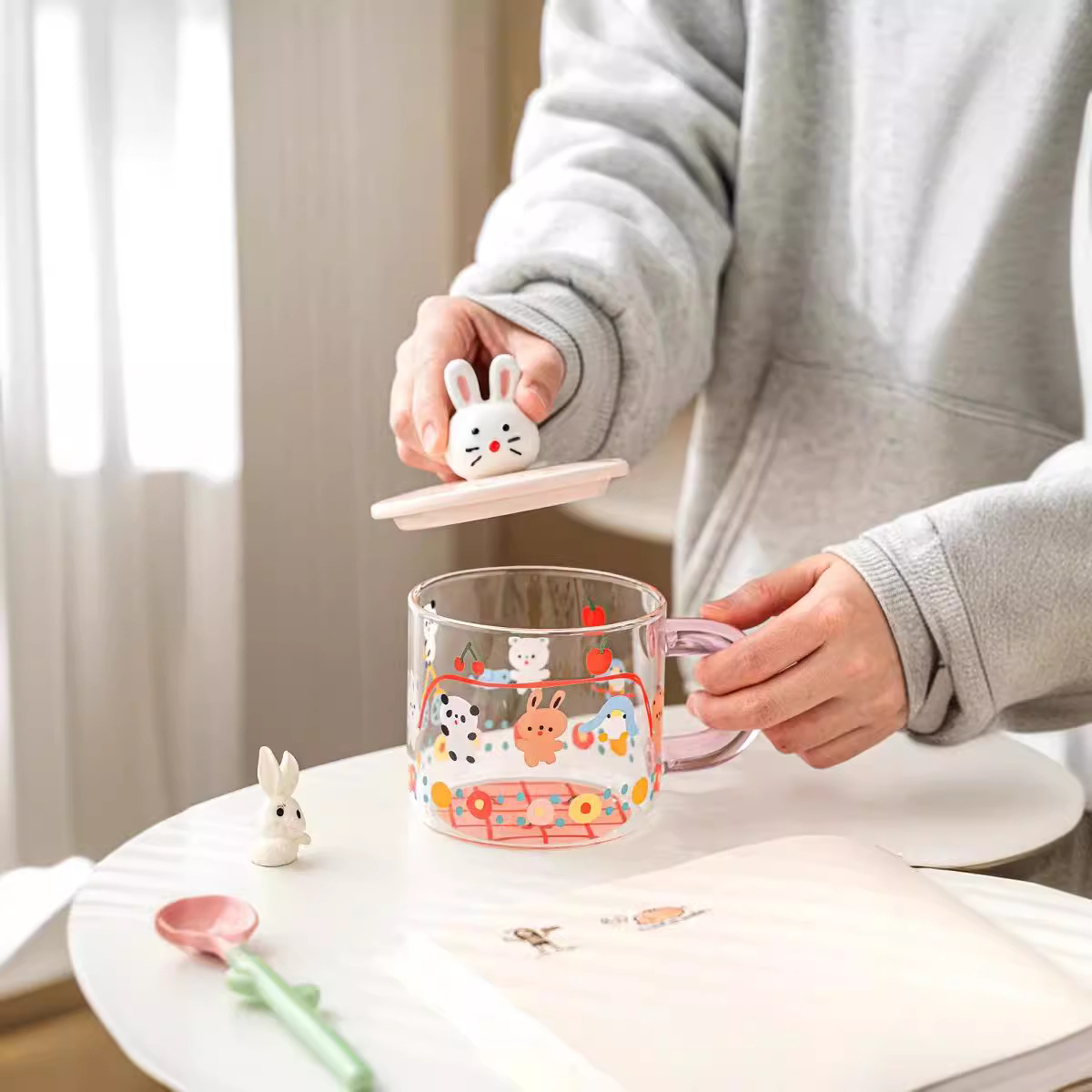 Creativo dibujos animados lindos animales tazas con cubierta de cucharas tazas de vidrio de alto valor de la personalidad regalos para beber tazas de agua para niñas