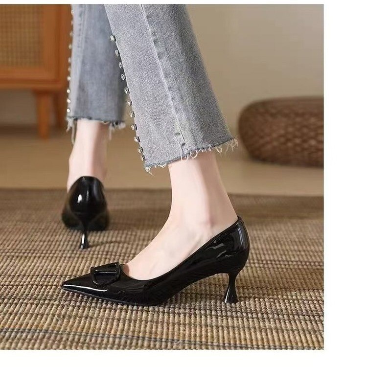2025 New Winter Style French Pointed Toe V-Buckle Stiletto High-Heeled Shoes for Outer Wear, Versatile and Elegant Slip-On Women's Shoes