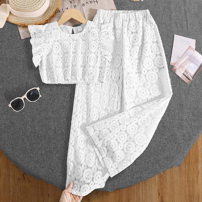 Conjunto de dos piezas para niñas, ropa infantil de comercio exterior, nueva colección primavera/verano 2026, estilo coreano, top con encaje hueco y mangas con volantes, y pantalones de pierna ancha.