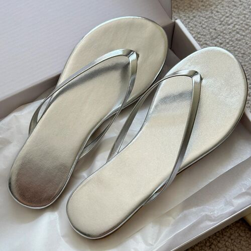 2025 Korean Version Simple Silver Herringbone Women's Summer Flat Beach Vacation Toe Sandals Summer Cooling