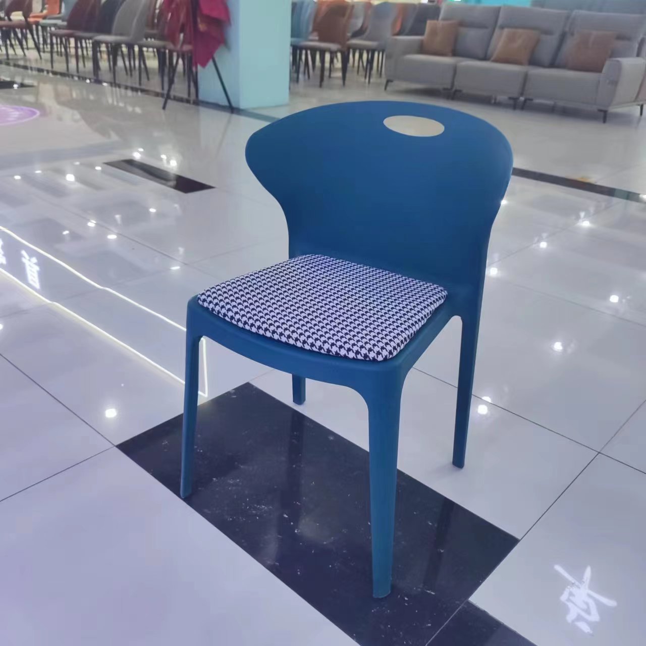 쿠션이있는 파란색