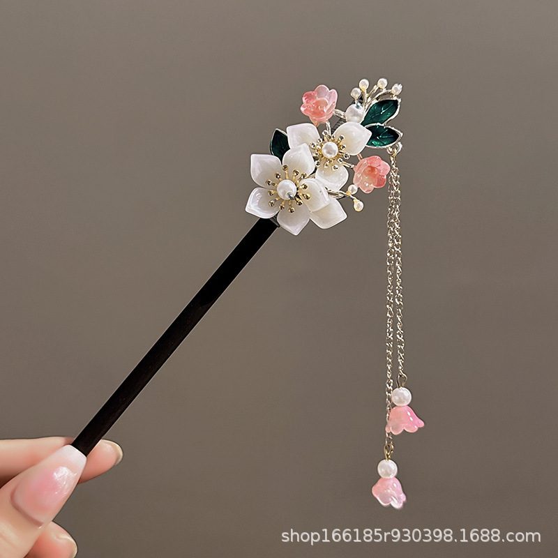 新中国式は黒檀の木のかんざしの古風瑠璃の花をまねて髪を配ります。|undefined