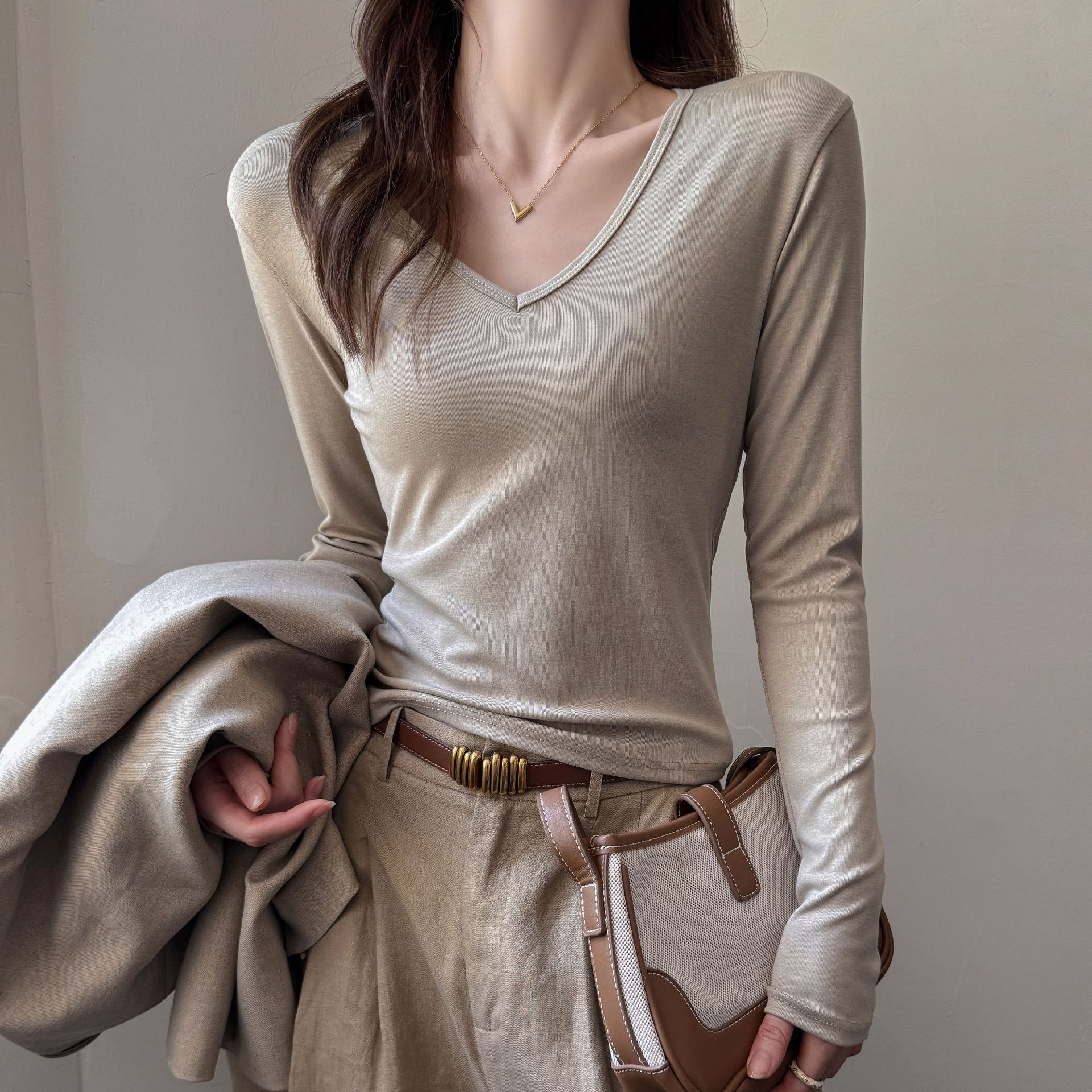 Carefully Selected Early Autumn Pure Color V Neck Design Bottoming Shirt for Women, New Right Shoulder Long-Sleeved T-Shirt, Slim Inner Top