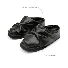 みんなのデザイン感スリッパは男女同じタイプの厚い底のカバーの足が半分になっています。