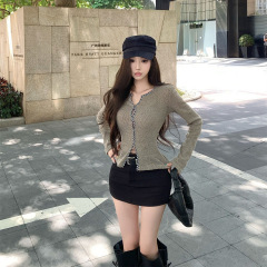 格纹扭结长袖针织衫女秋季2025新款辣妹设计感半开领修身显瘦上衣