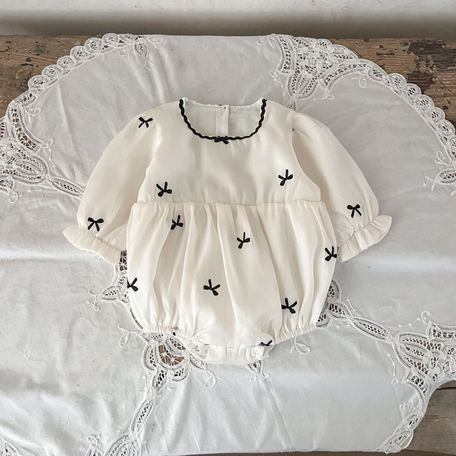 Ins versión coreana del nuevo vestido de otoño para niñas, vestido de malla de princesa de estilo extranjero, vestido de pedo con lazo recién nacido