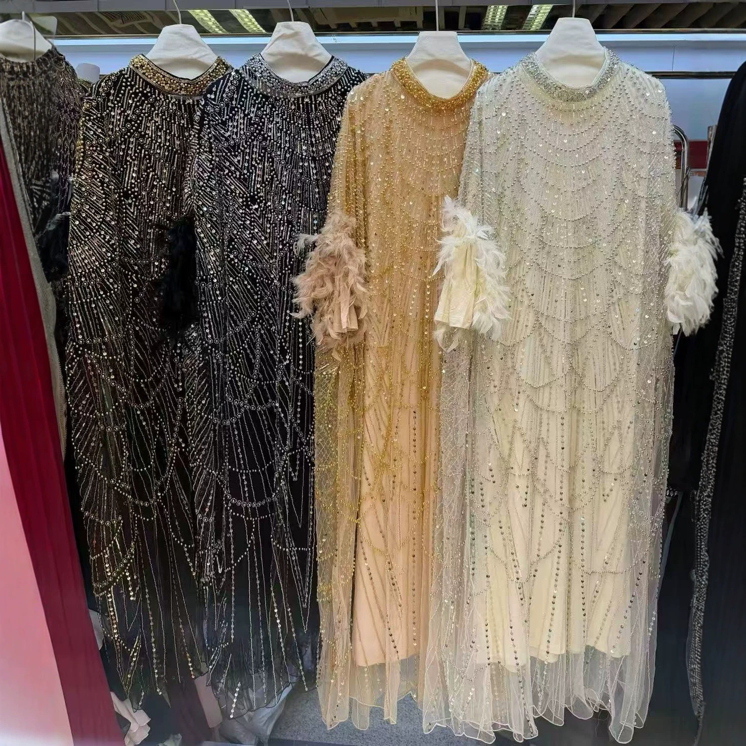 Vestido de noche de dos piezas con abalorios pesados y mangas de plumas con costura