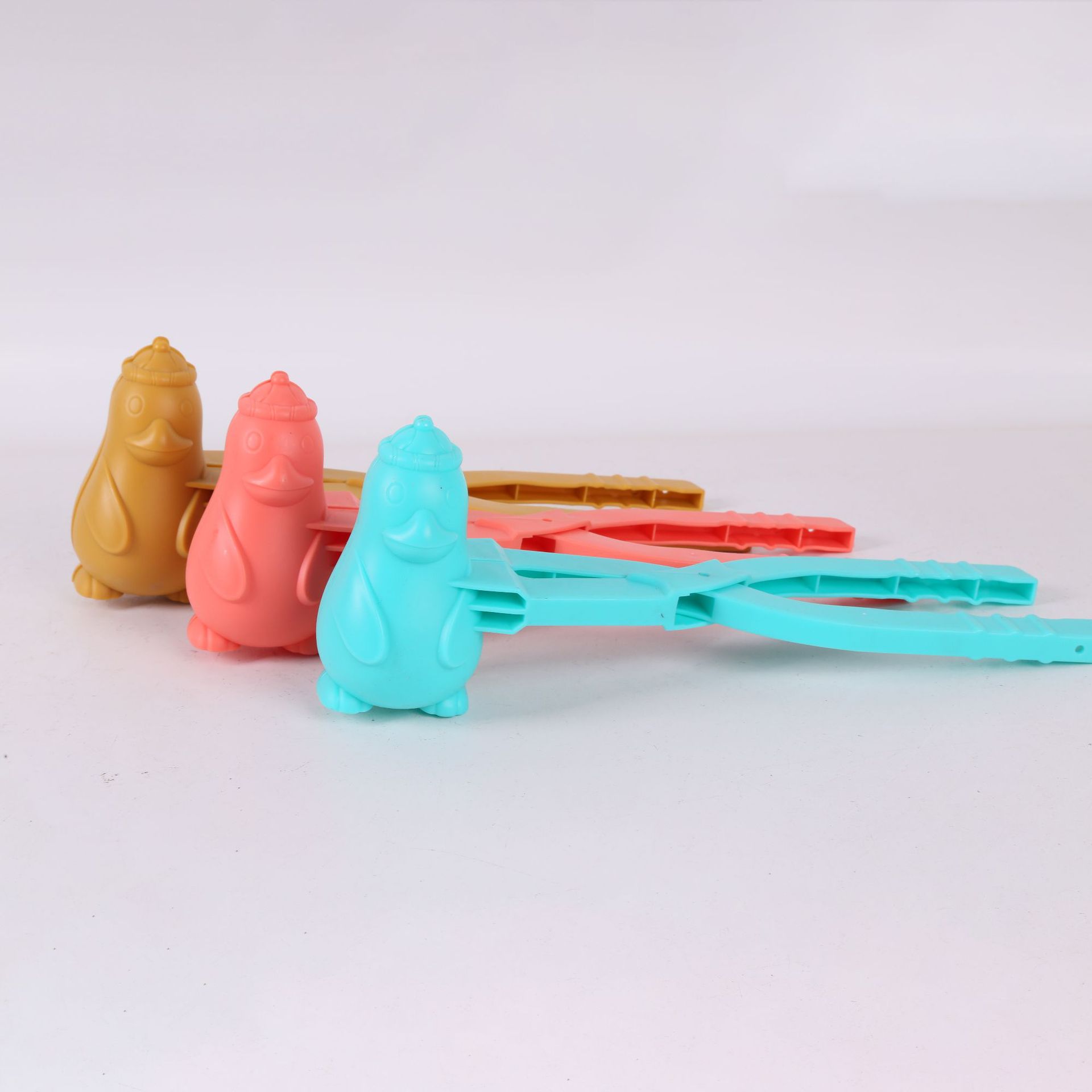 Una variedad de juguetes de nieve se puede utilizar para invierno al aire libre clip de bola de nieve juguetes de nieve para niños