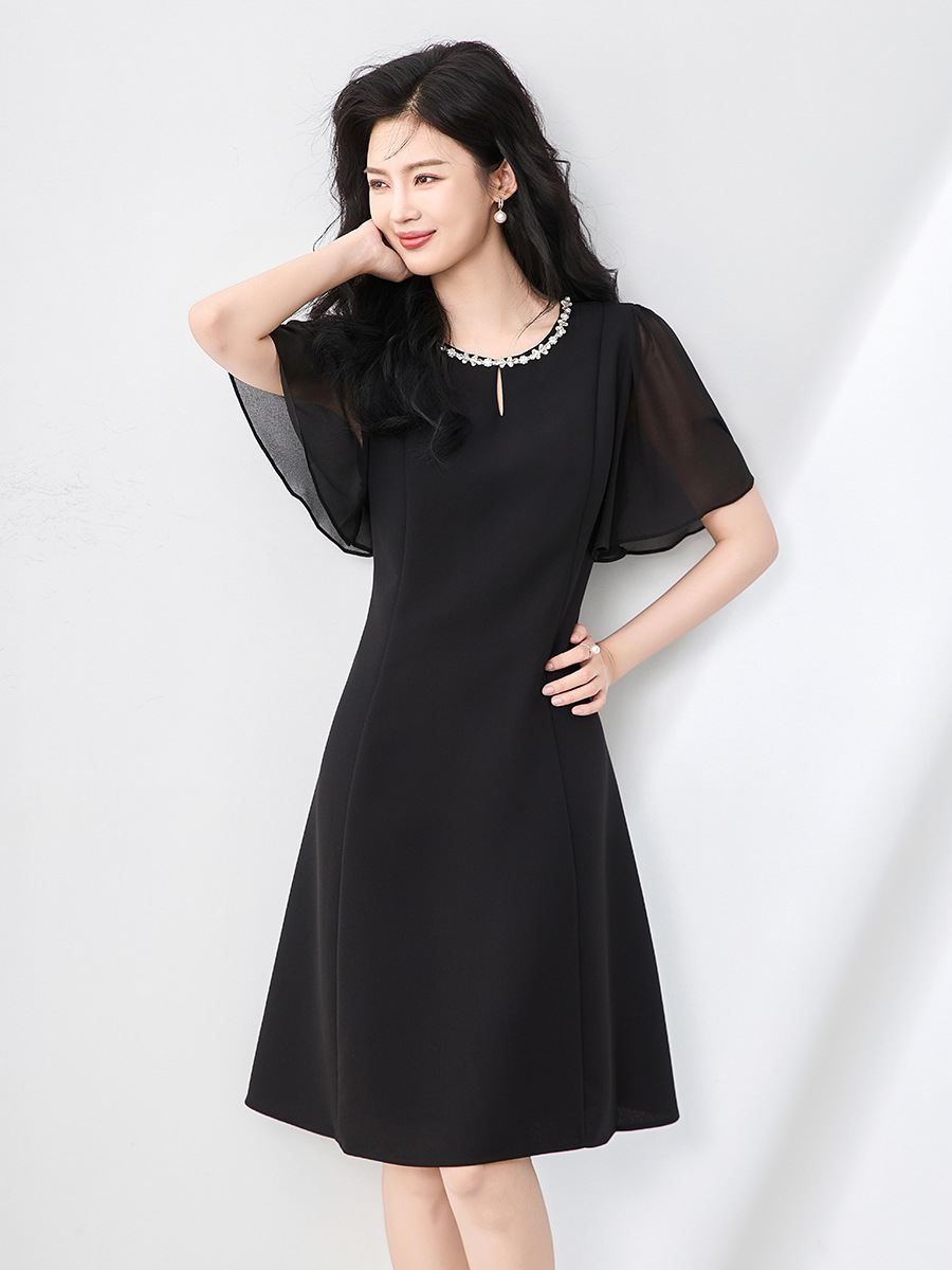 Váy liền tay lá sen đính kim cương cổ tròn thiết kế sang trọng ôm dáng — Màu đen