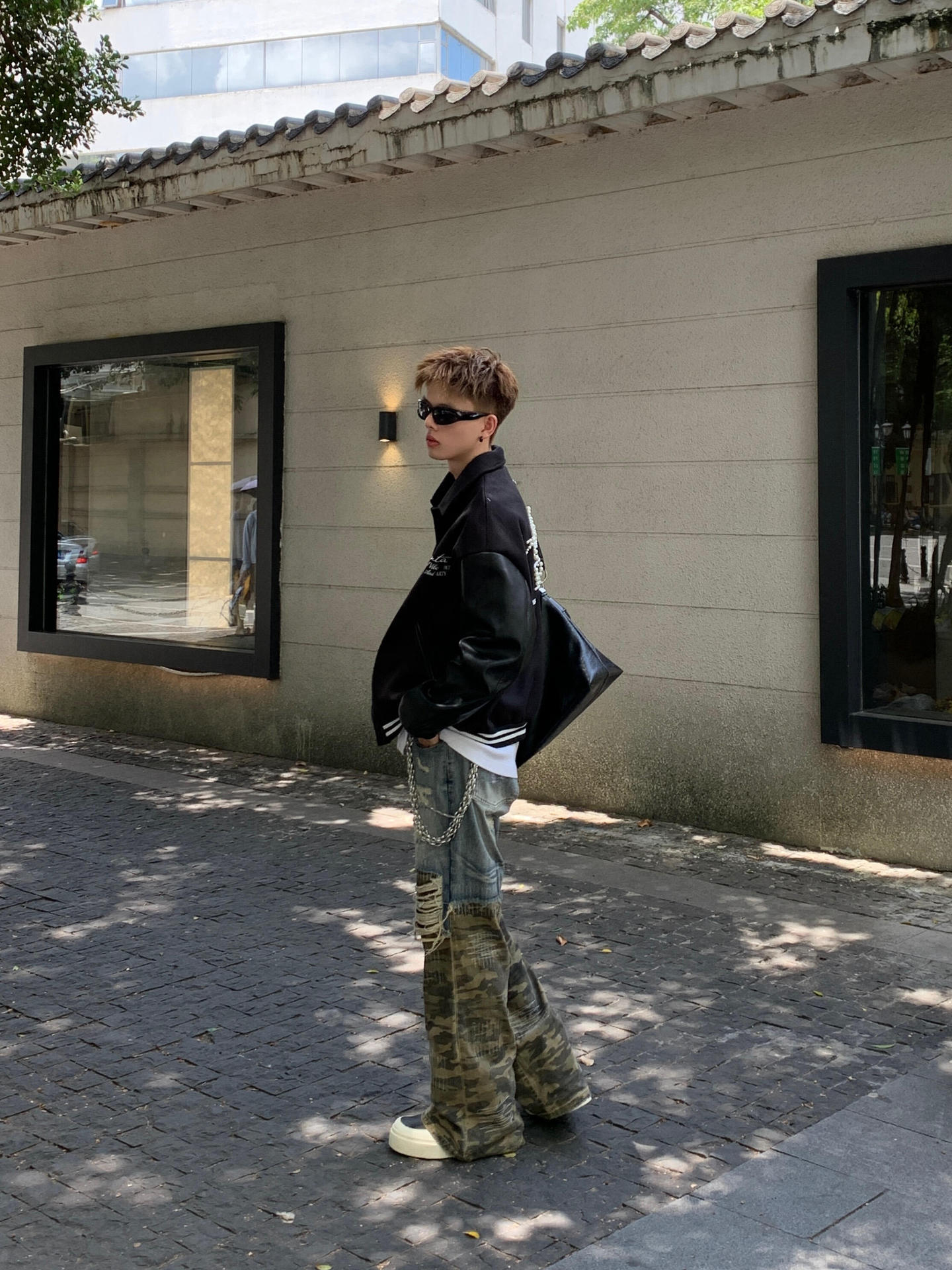 Junge Europäischen Und Amerikanischen Stil Pad Tuch Camouflage Patchwork Zerrissene Jeans 2025 Neue Street Fashion Design Lose Gerade_voghion.com