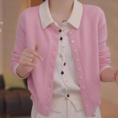 春と秋の新型女性の偽の2つのニットの上着のカーディガンのカラーボタンの襟の内は底のゆったりしているセーターを掛けます。