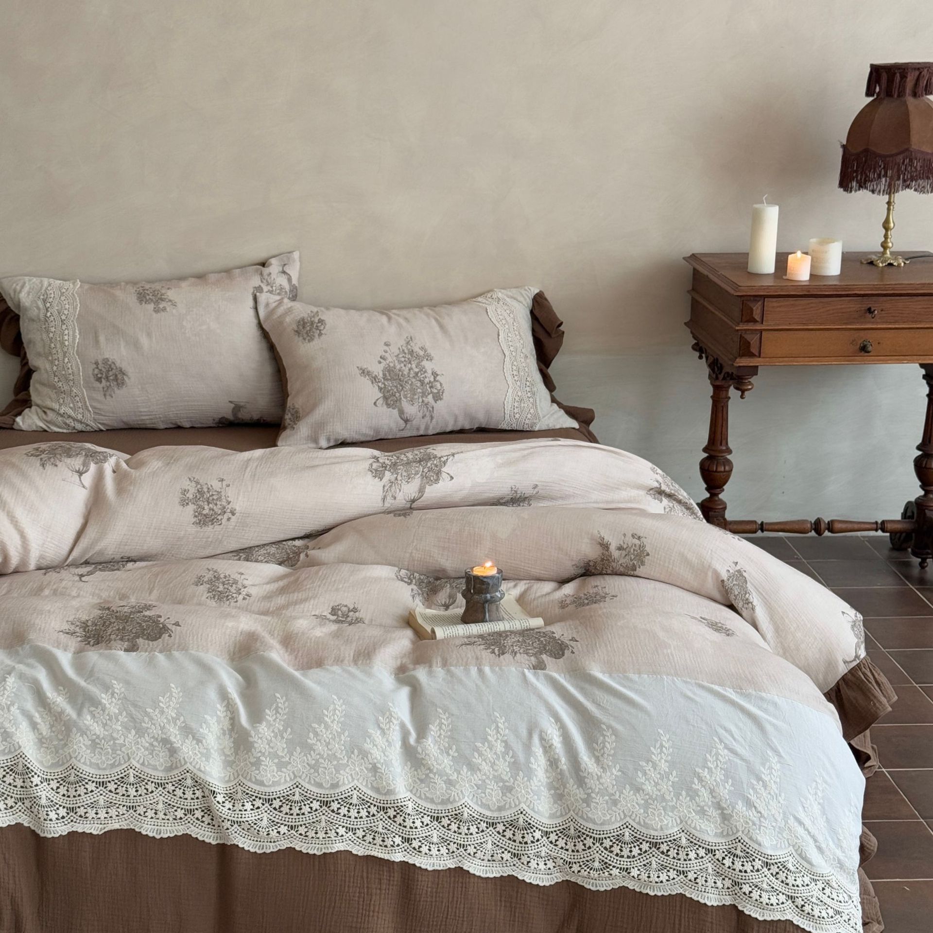 Nordisch-französischer Vintage-Boho-Stil, vierteiliges Set aus reiner Baumwolle, doppellagig, bestehend aus Bettbezug, Bettlaken, Spitzenbesatz und Knittereffekt._voghion.com