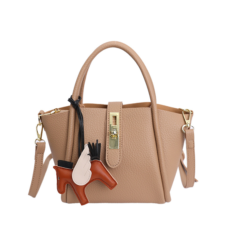 Bolsa de balde de agua de lichi estilo extranjero bolso de ocio coreano 2025 nuevo viaje de hombro mochila para mujeres