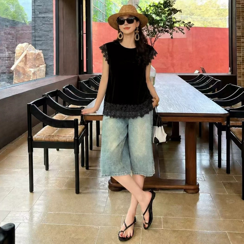 Encrypted Pattern Thickened Silk Velvet Top with Lace Trim at Cuffs and Hem, Simple and Versatile Shirt Encrypted Pattern Thickened Silk Velvet Top with Lace Trim at Cuffs and Hem, Simple and Versatile Shirt