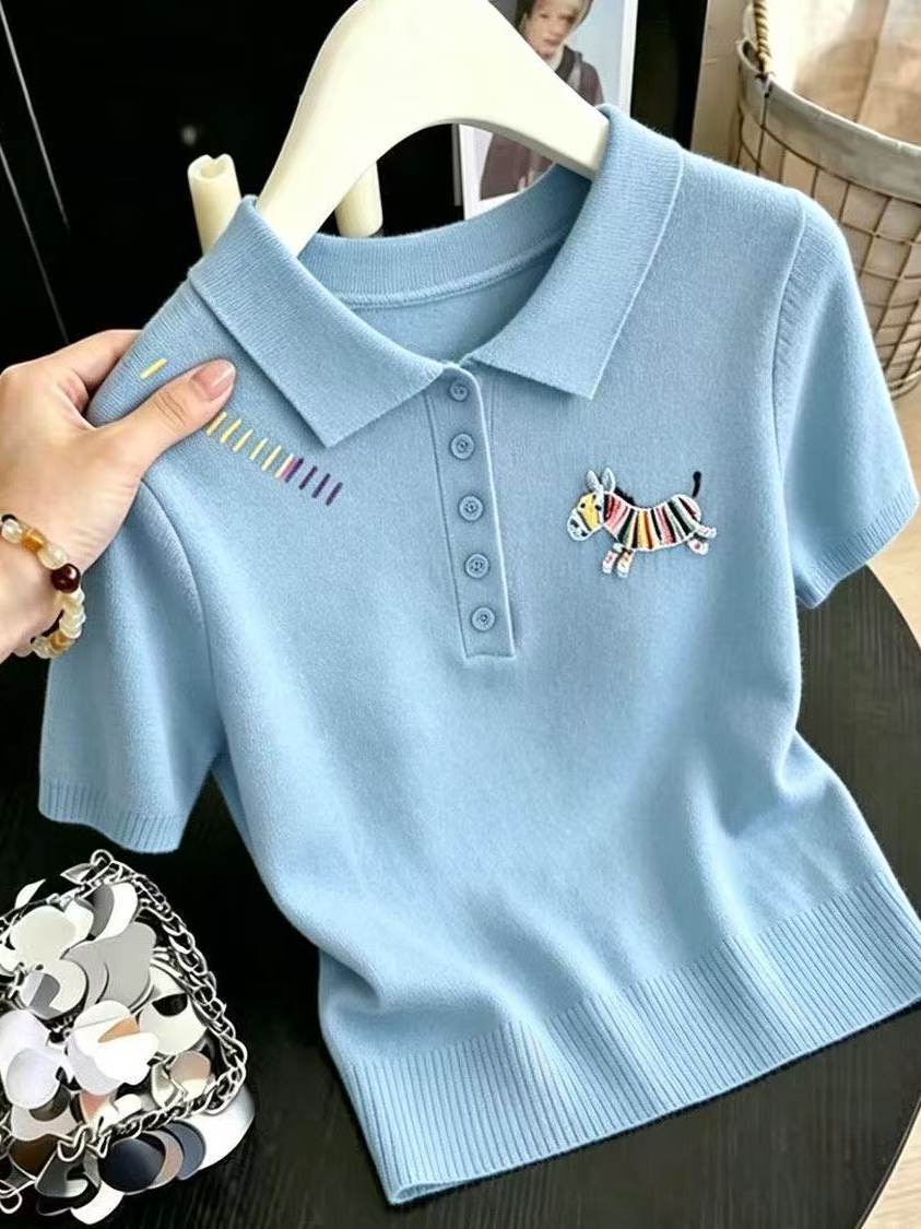 Áo thun polo nữ tay ngắn cổ bẻ thêu họa tiết, chất liệu len lụa mát lạnh, form ôm nhẹ — màu xanh nhạt