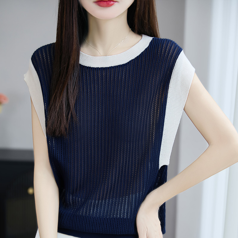 Knitted sweater with a round collar sleevless