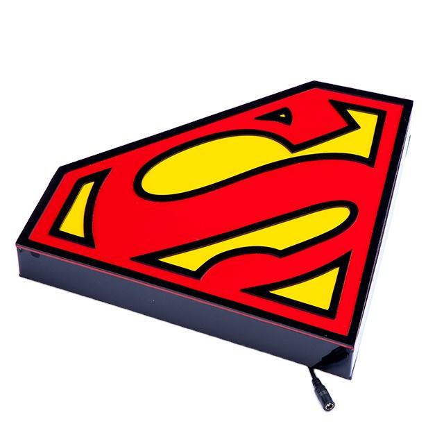 若美亚克力灯箱超人标志造型电竞房室内装饰发光装饰LED灯箱