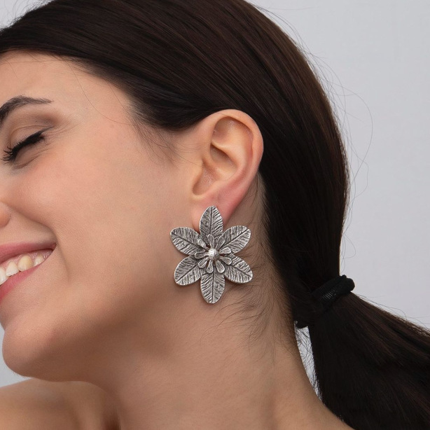 Nihaojewelry Gros Bijoux Ethniques Argent Feuille De Fleur Grandes Boucles D&#39;oreilles display picture 2