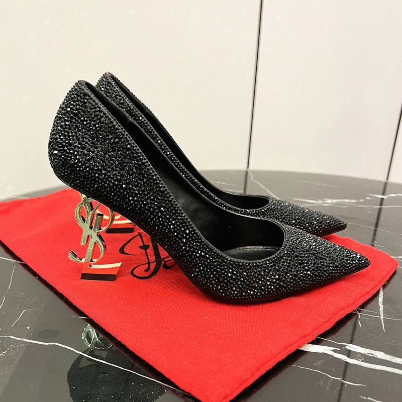 Европейский и американский сплошной цвет бриллиантовый горячий бриллиант высокие каблуки женские 2024 новые острые буквы и банкетные модели высокие каблуки