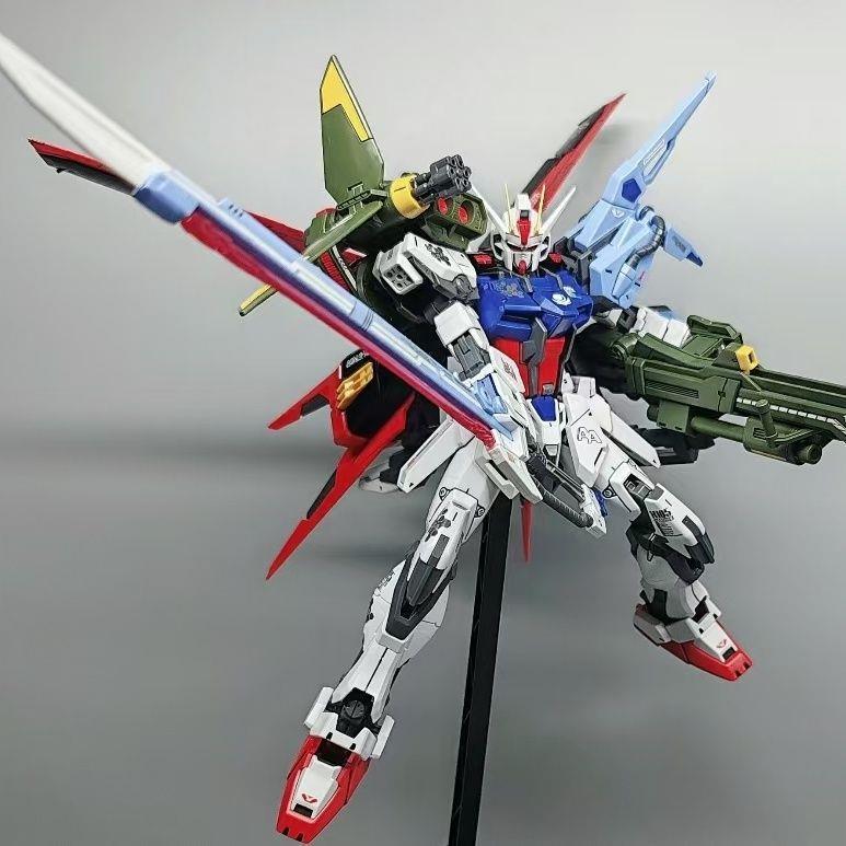 ガンダムのモデルはHGを組み合わせて自由戦士の飛翼MGユニコーンの赤い異端の機甲の手を襲撃しておもちゃを並べます。|undefined