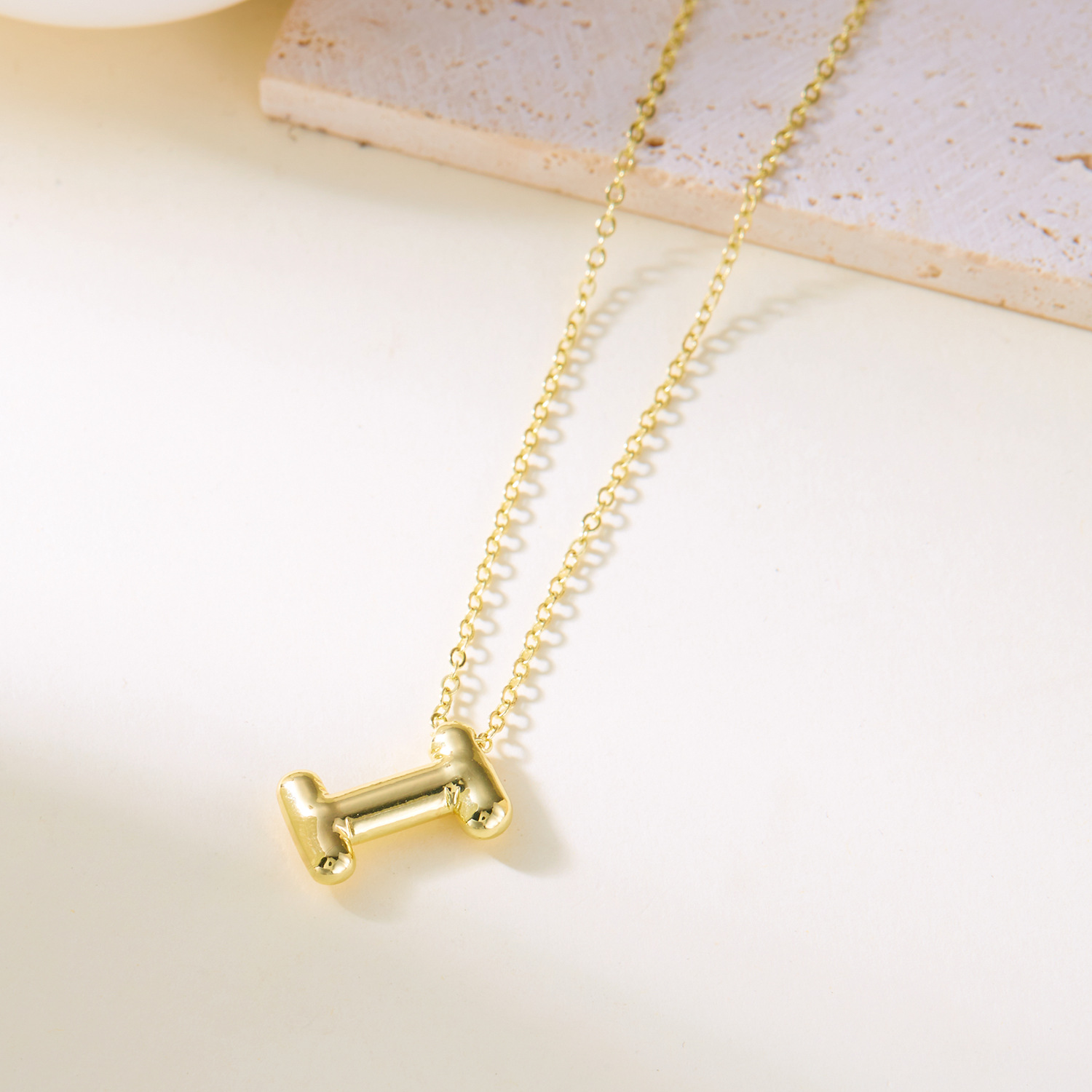 Collier avec pendentif lettre initiale style ballon original_voghion.com