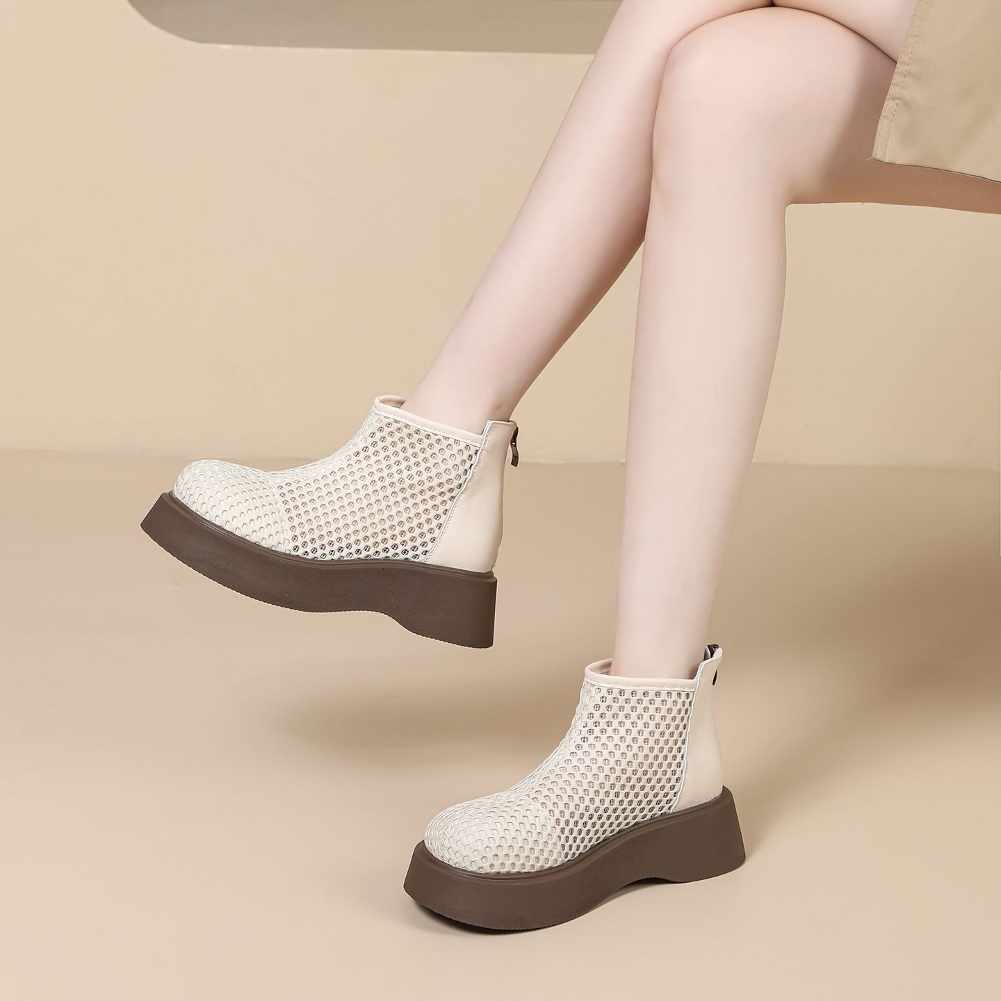 2026 primavera y verano red rojo sólido hueco sandalias de suela gruesa cómodas zapatos de moda de mujer con cabeza redonda