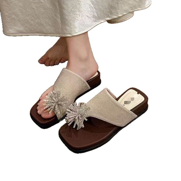 La pendiente gruesa y los fuegos artificiales de diamante con zapatillas de dedo de punta para mujeres de verano 2026 nuevas zapatillas de playa versátiles de alta calidad