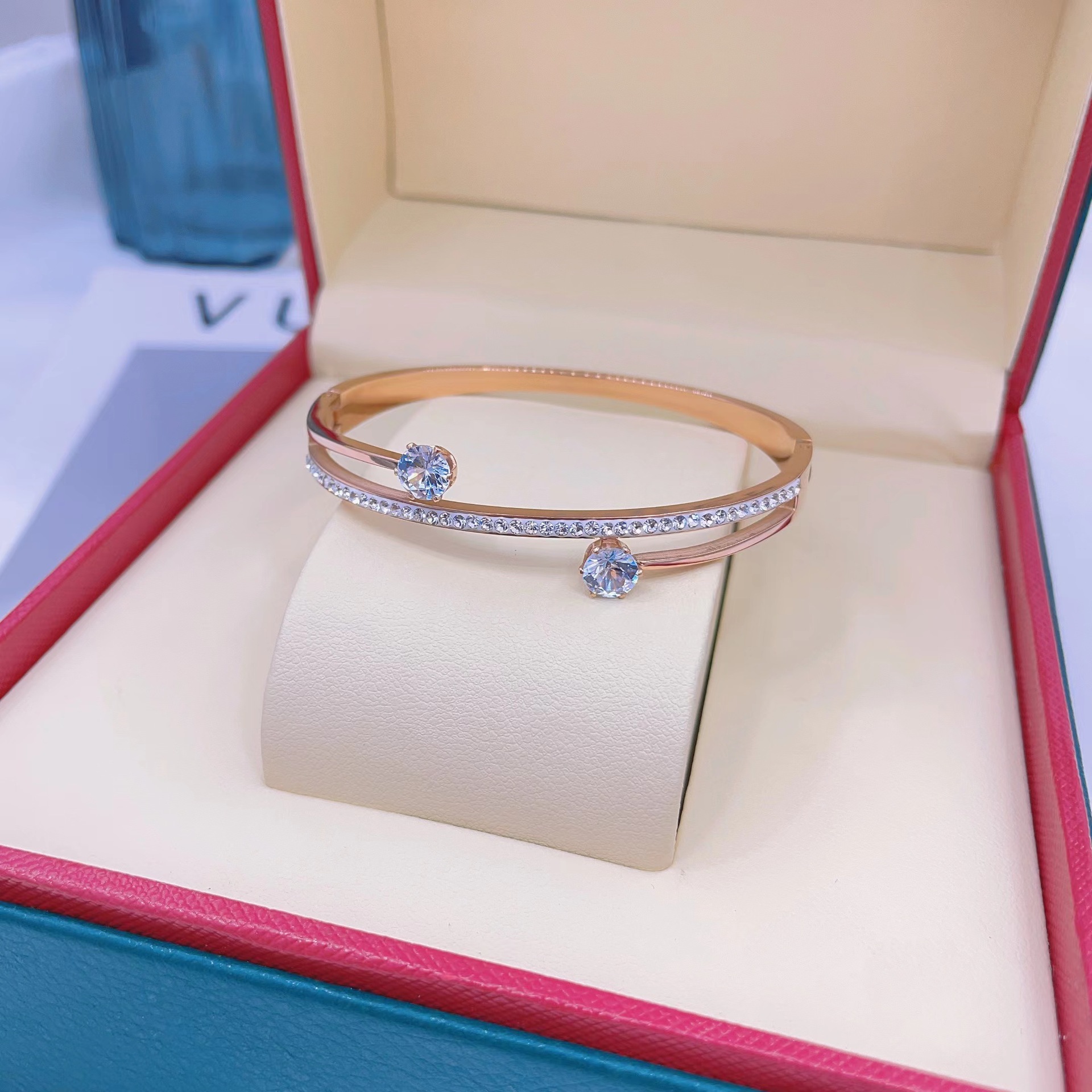 En stock fábrica directa Transfronteriza Popular electrochapado 18K pulsera de acero de titanio femenina personalidad no se desvanece moda nicho moda